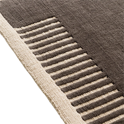 Detaljebillede af Duomo gulvtæppe fra Audo Copenhagen i brun