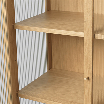 Detaljebillede af Reed vitrineskab fra Ferm Living