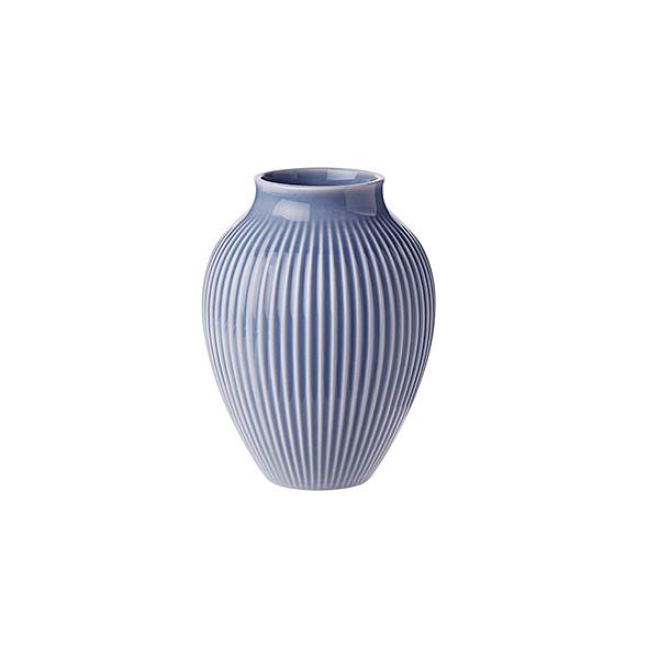 Se Knabstrup Keramik Knabstrup vasen med riller lavendelblå - 12,5 cm. hos Erling Christensen Møbler