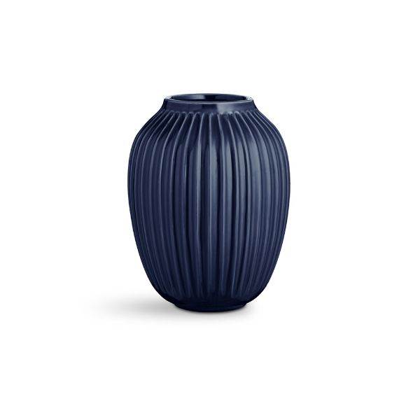 Se Kähler Hammershøi Vase - Indigo - H25 cm. hos Erling Christensen Møbler