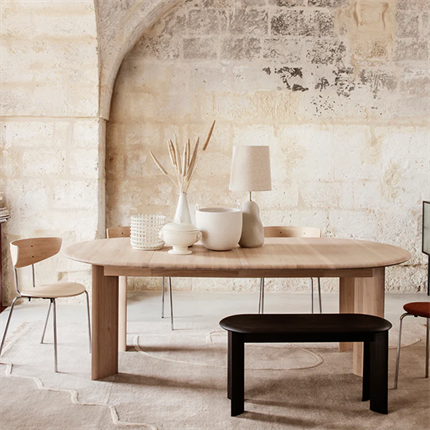 Miljøbillede af Bevel spisebord i hvidolieret eg fra Ferm Living
