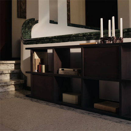 Miljøbillede af Kona reolen fra Ferm Living i mørk eg med flere indsatser.