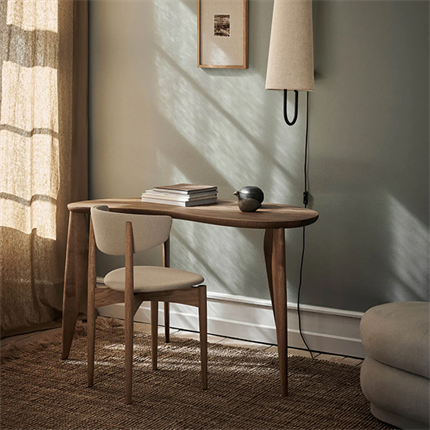 Miljøbillede af Feve skrivebord i valnød fra Ferm Living