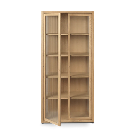 Reed vitrineskab fra Ferm Living med åben dør