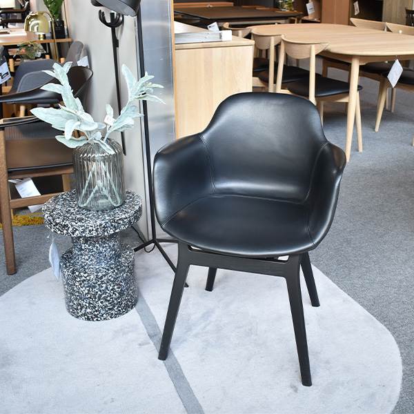 9: Andersen Furniture AC3 stol - eg sort - sort læder - udstillingsmodel