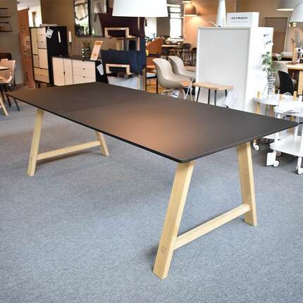 Andersen Furniture T1 spisebord - sort laminat - eg hvid mat lak - udstillingsmodel