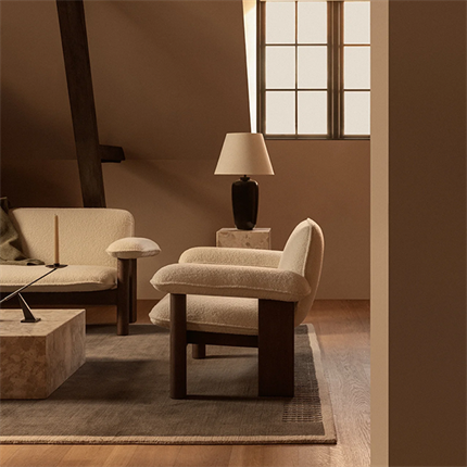 Miljøbillede af stue med møbler fra Audo Copenhagen, herunder Duomo gulvtæppe i brun