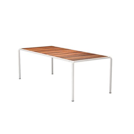 Langt havebord med hvidt stel