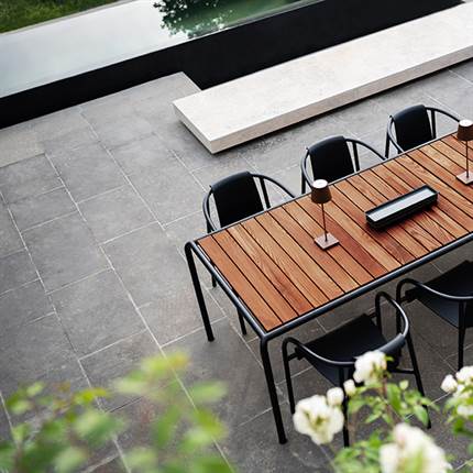Terrasse ned et havesæt i træ
