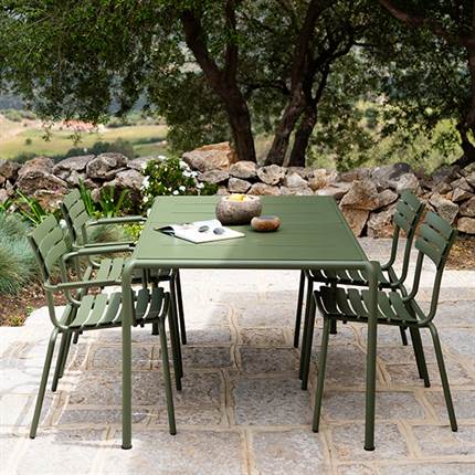 Terrasse med grønt havesæt bestående af 4 havestole og havebord