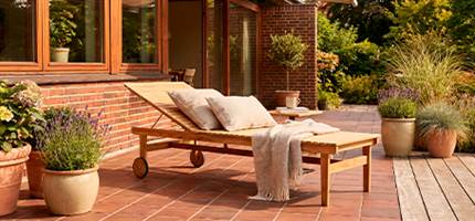 Solvogn guide: Vælg mellem teak, aluminium og polyrattan