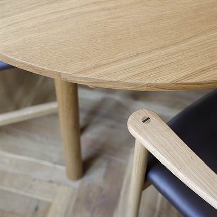Detaljebillede af Rundt Brú spisebord fra Bernstoffsminde