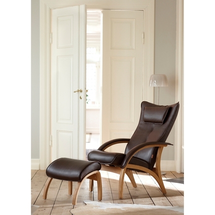 Brunstad Delta Legend lænestol med skammel - bøg - brun læder