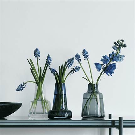 Holmegaard Flora Vase lang hals - H: 12 cm - Mørk blå