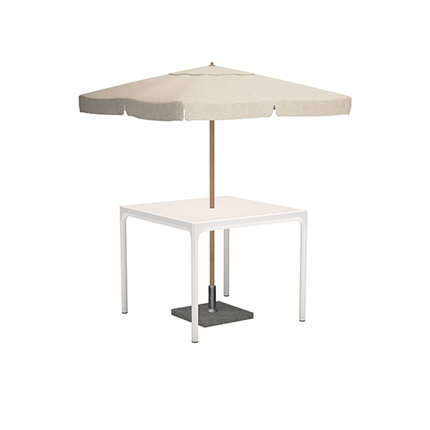 Havebord i hvid med parasol i midten