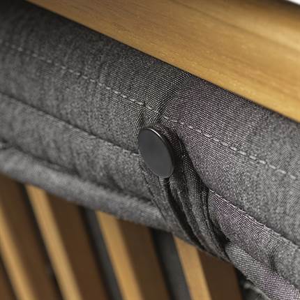 Detaljebillede af hvordan en FDB hynde skal sættes på en FDB havebænk