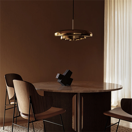 Miljøbillede af Resonant pendel i messing fra Audo Copenhagen hænger over et spisebord
