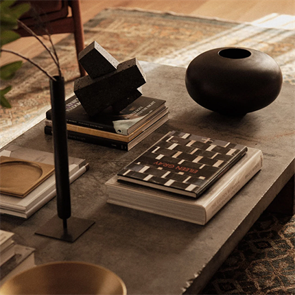 Sofabord dekoreret med smukt interiør fra Audo Copenhagen