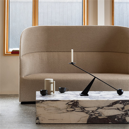 Miljøbillede af lysestage i sort malet stål fra Audo Copenhagen