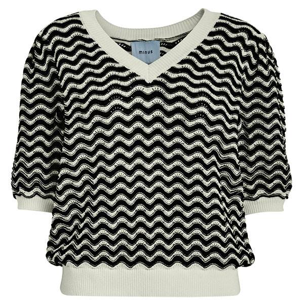 Se Minus Maika 2/4 sleeve knit t-shirt - Black striped hos Erling Christensen Møbler
