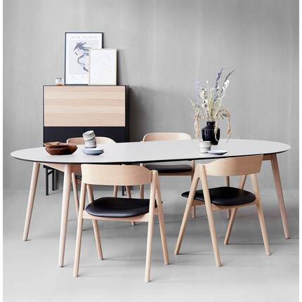 Meza by Hammel spisebord - Round - Ø:135 cm. - Hvid laminat - Ben i hvidpigm. eg - Inkl. 2 tillægsplader