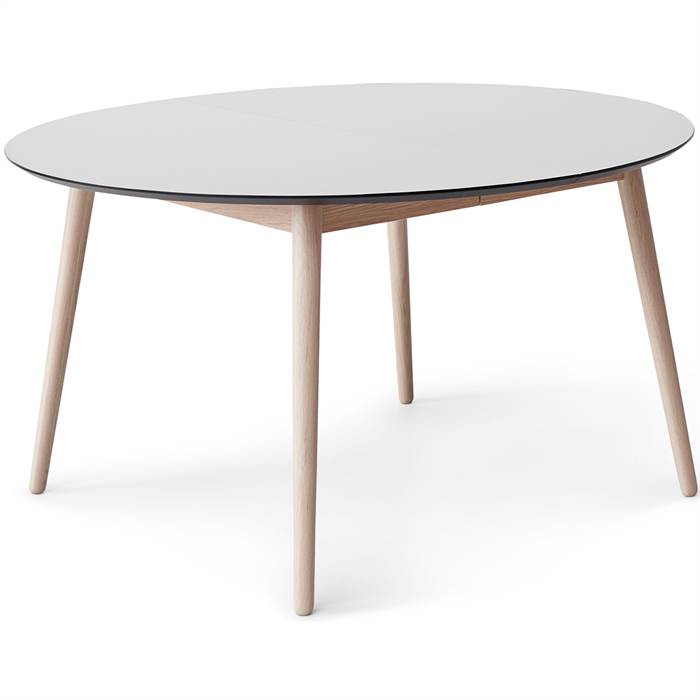 Se Meza by Hammel spisebord - Round - Ø:135 cm. - Hvid laminat - Ben i hvidpigm. eg - Inkl. 2 tillægsplader hos Erling Christensen Møbler