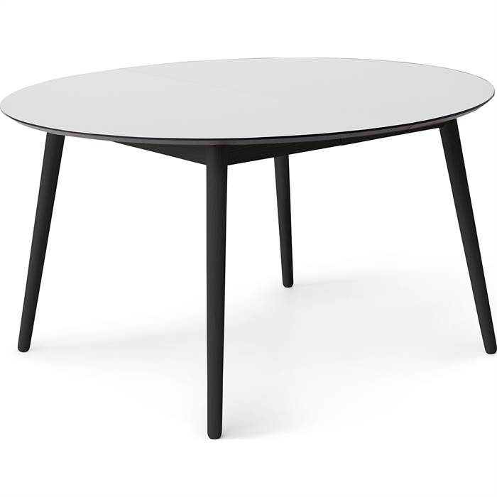 Se Meza by Hammel spisebord - Round - Ø:135 cm. - Hvid laminat - Ben i sort bejdset ask hos Erling Christensen Møbler