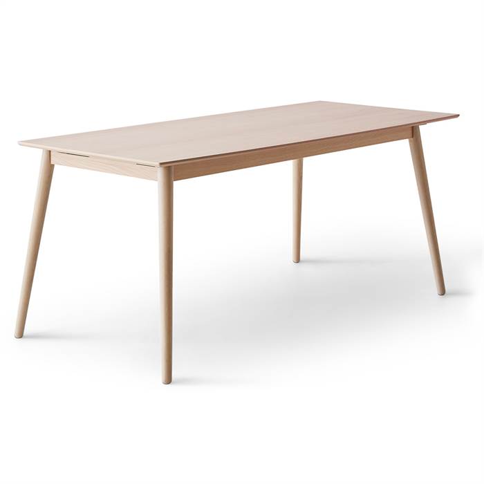 Se Meza by Hammel spisebord - Rounded - 210 x 100 cm. - Eg finér - Ben i hvidpigm. eg hos Erling Christensen Møbler