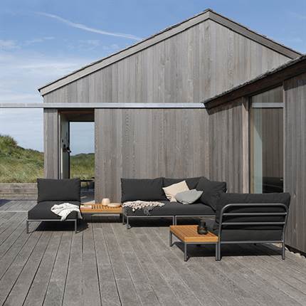 Terrasse med loungemøbler i sort