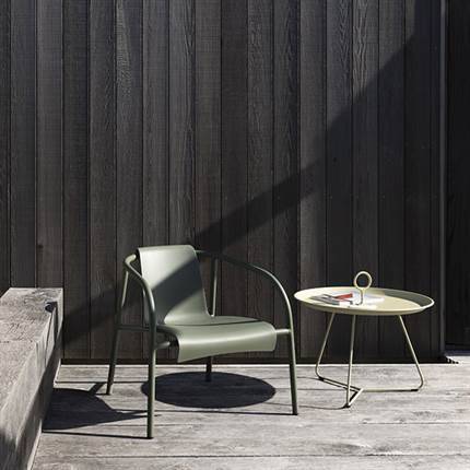 Miljøbillede med en havestol og et eyelet sidebord