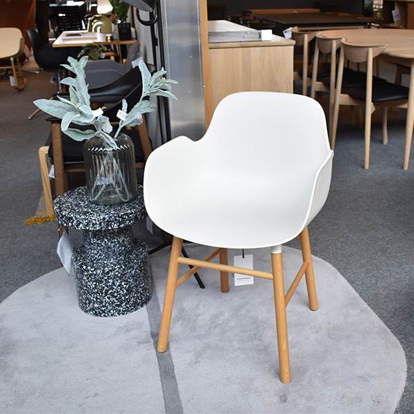 Køb Normann Copenhagen Form armchair – udstillingsmodel