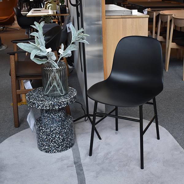 Køb Normann Copenhagen Form chair – sort – udstillingsmodel