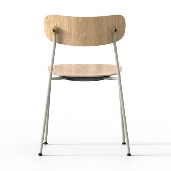 Se Andersen Furniture Scope spisebordsstol - Light Sandy Grey / Brass / Hvidpig. mat lak hos Erling Christensen Møbler