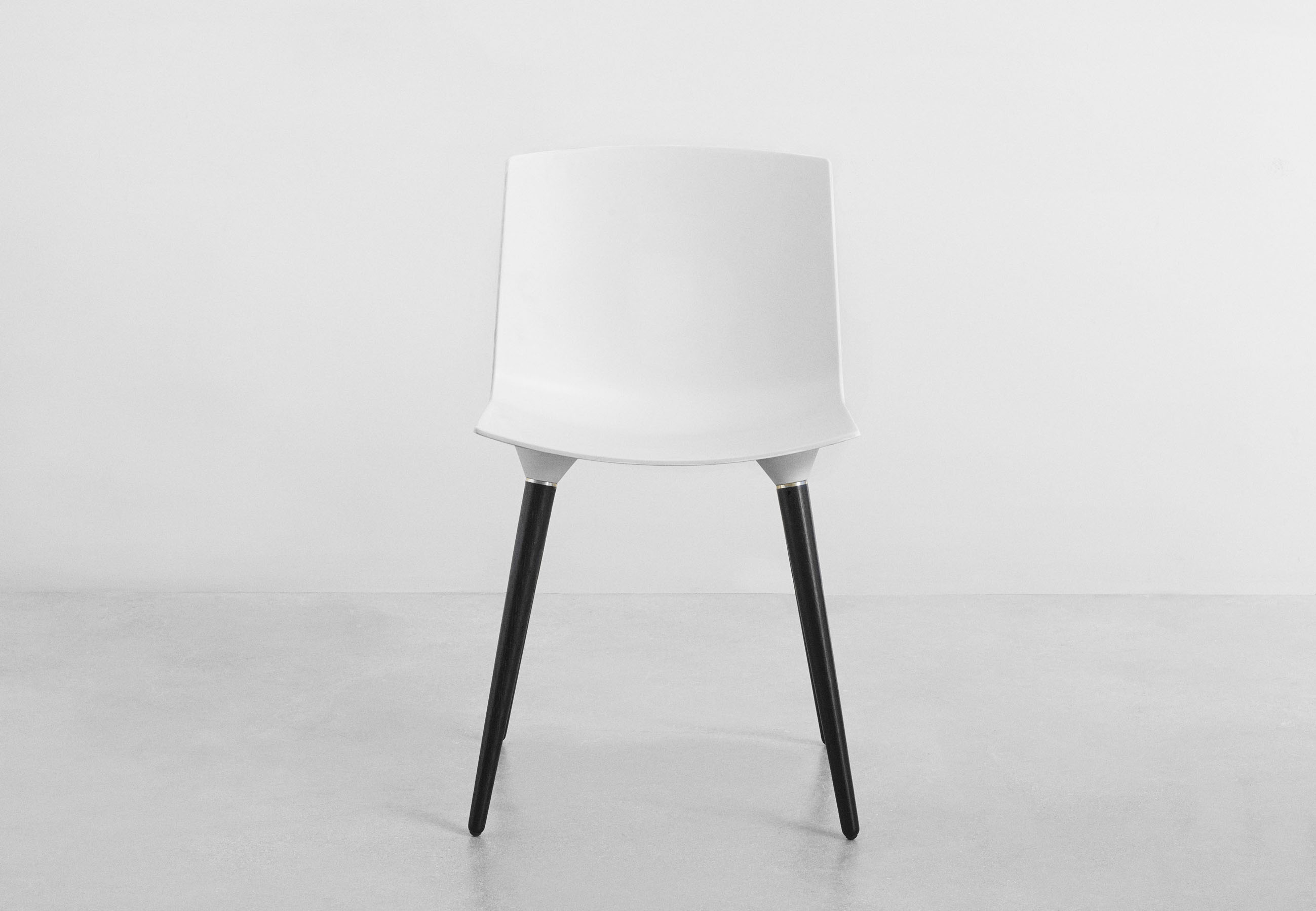 Andersen Furniture TAC - Mat - Sort stel & Hvidt sæde