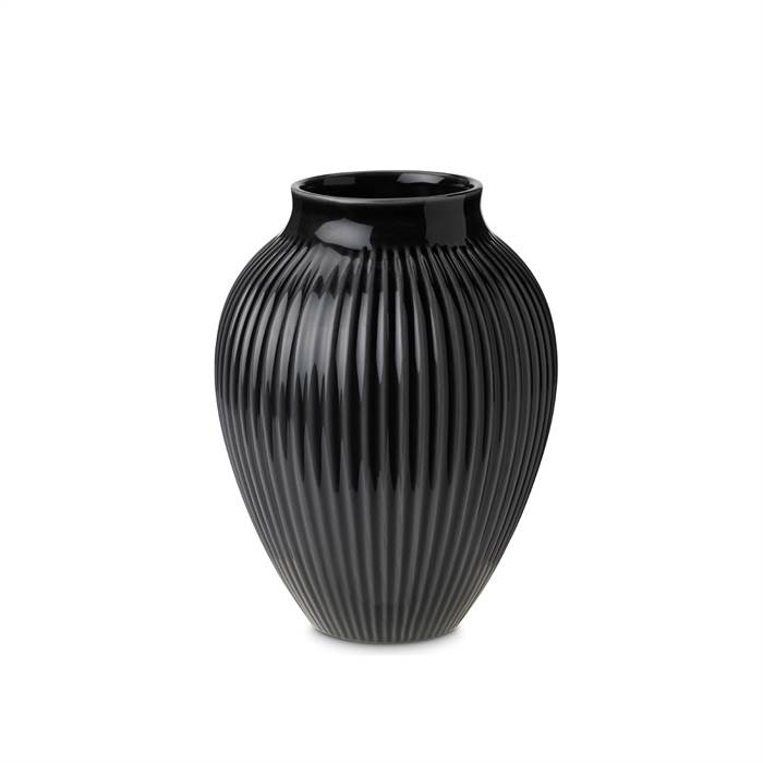 Se Knabstrup vase med riller 12,5 cm sort hos Erling Christensen Møbler