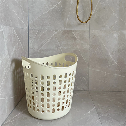 Humdakin vasketøjskurv i beige inde i en brusekabine