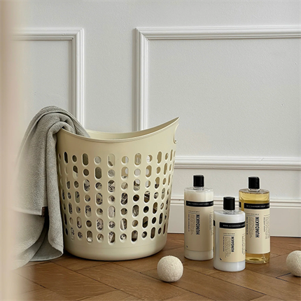 Humdakin vasketøjskurv i beige sammen med Humdakin rengøringsmidler