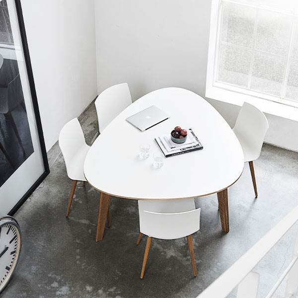Andersen Furniture T8 spisebord - laminat, ben i lakeret eg - 173x150 cm