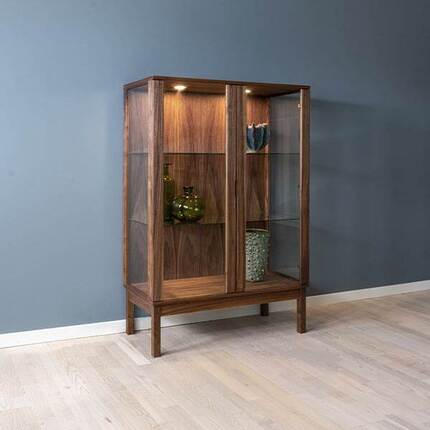 Klim Furniture Vitrineskab V302 - valnød olie