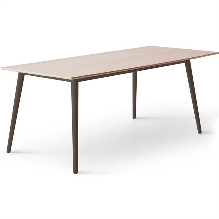 Se Meza by Hammel spisebord - Rounded - 210 x 100 cm. - Eg finér - Ben i sort bejdset ask - Inkl. 2 tillægsplader hos Erling Christensen Møbler