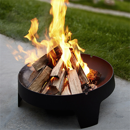 Miljøbillede af Ember bålfad fra Cane-Line i brug