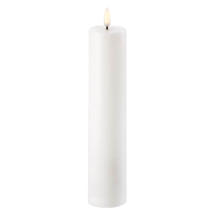 Se Uyuni Lighting LED Pillar bloklys - Ø5,8 x H22 cm - Nordic White - inkl. AA-batterier hos Erling Christensen Møbler