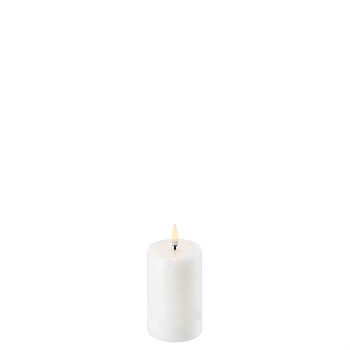 Se Uyuni Lighting LED Pillar bloklys - Ø5 x H7,5 cm - Nordic White - inkl. AA batterier hos Erling Christensen Møbler